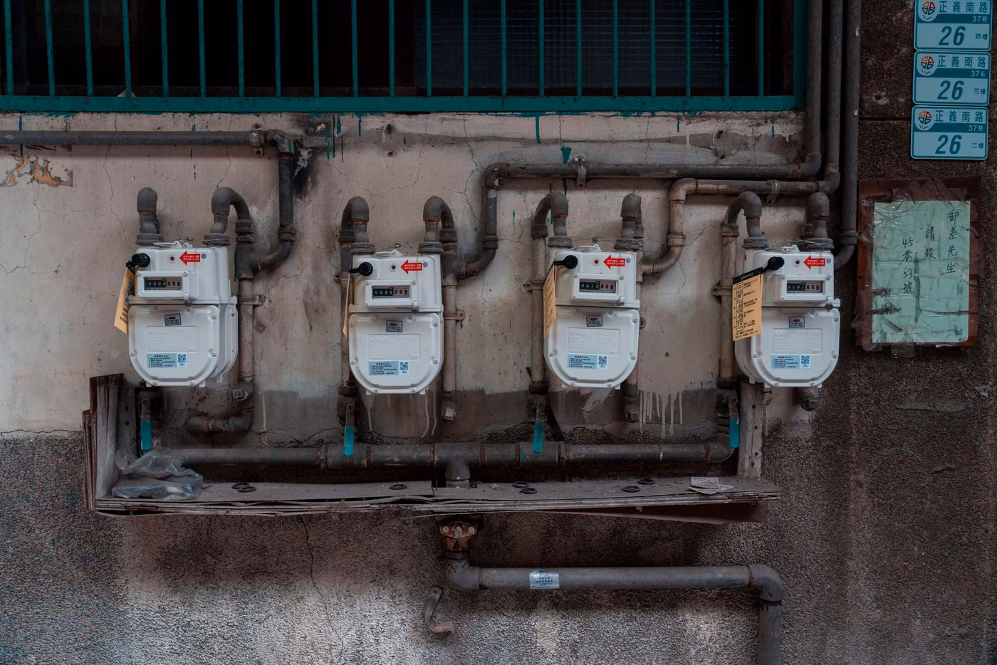 Quattro contatori del gas montati su una parete esterna.